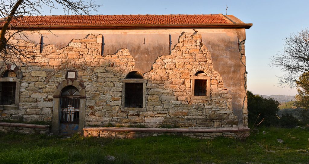 Walking around the old Katarraktis village in Chios