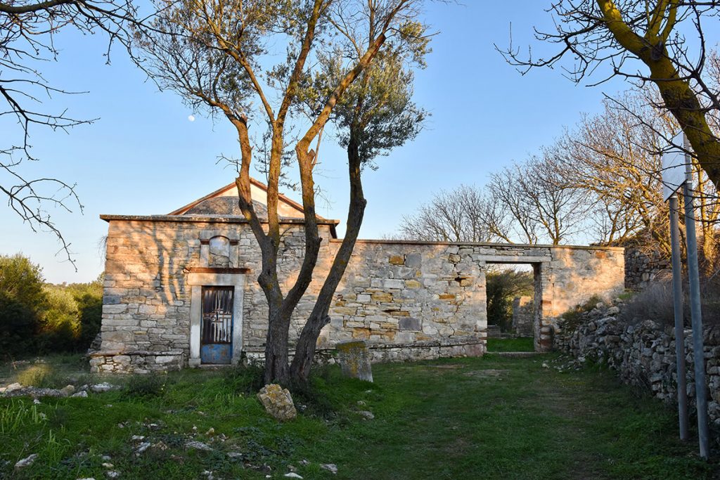 Walking around the old Katarraktis village in Chios