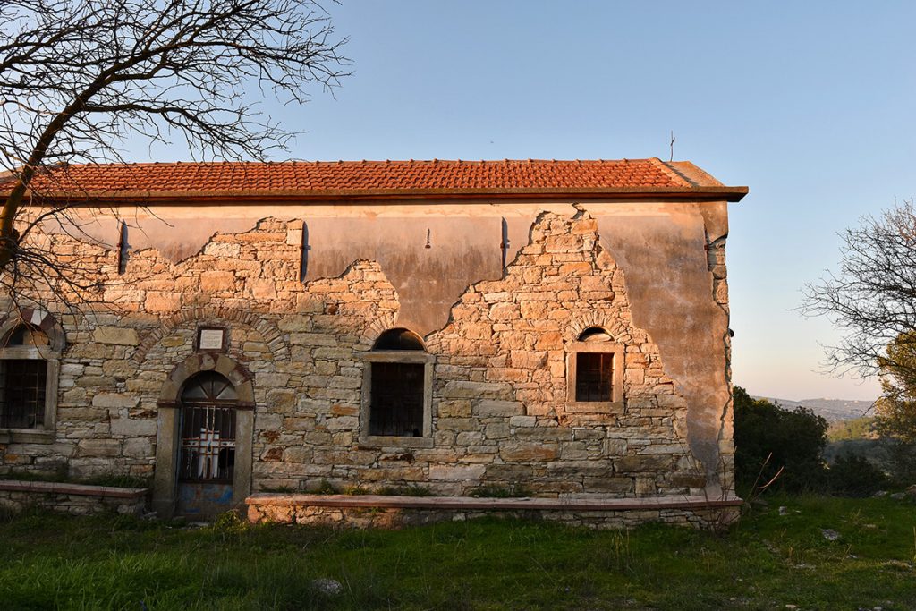 Walking around the old Katarraktis village in Chios